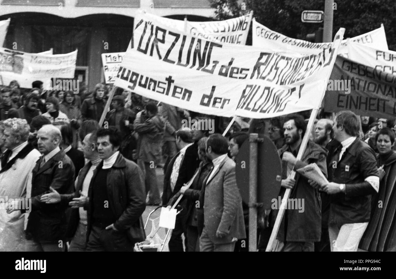 Appealed by the DGB youth, about 2000 mostly young people demonstrate in Giessen on October 25, 1975 for co-determination and against unemployment. | usage worldwide Stock Photo