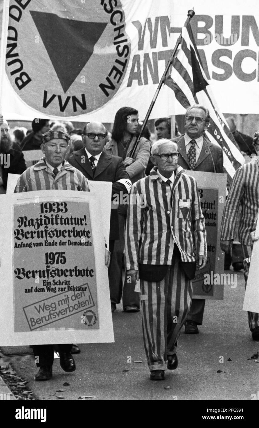 Nazi victims, some in concentration camp uniforms, demonstrated in Bonn on October 23, 1975 against the occupational bans caused by the radical decree. The Association of Persecutees of the Nazi Regime ( VVN) had called for this. | usage worldwide Stock Photo