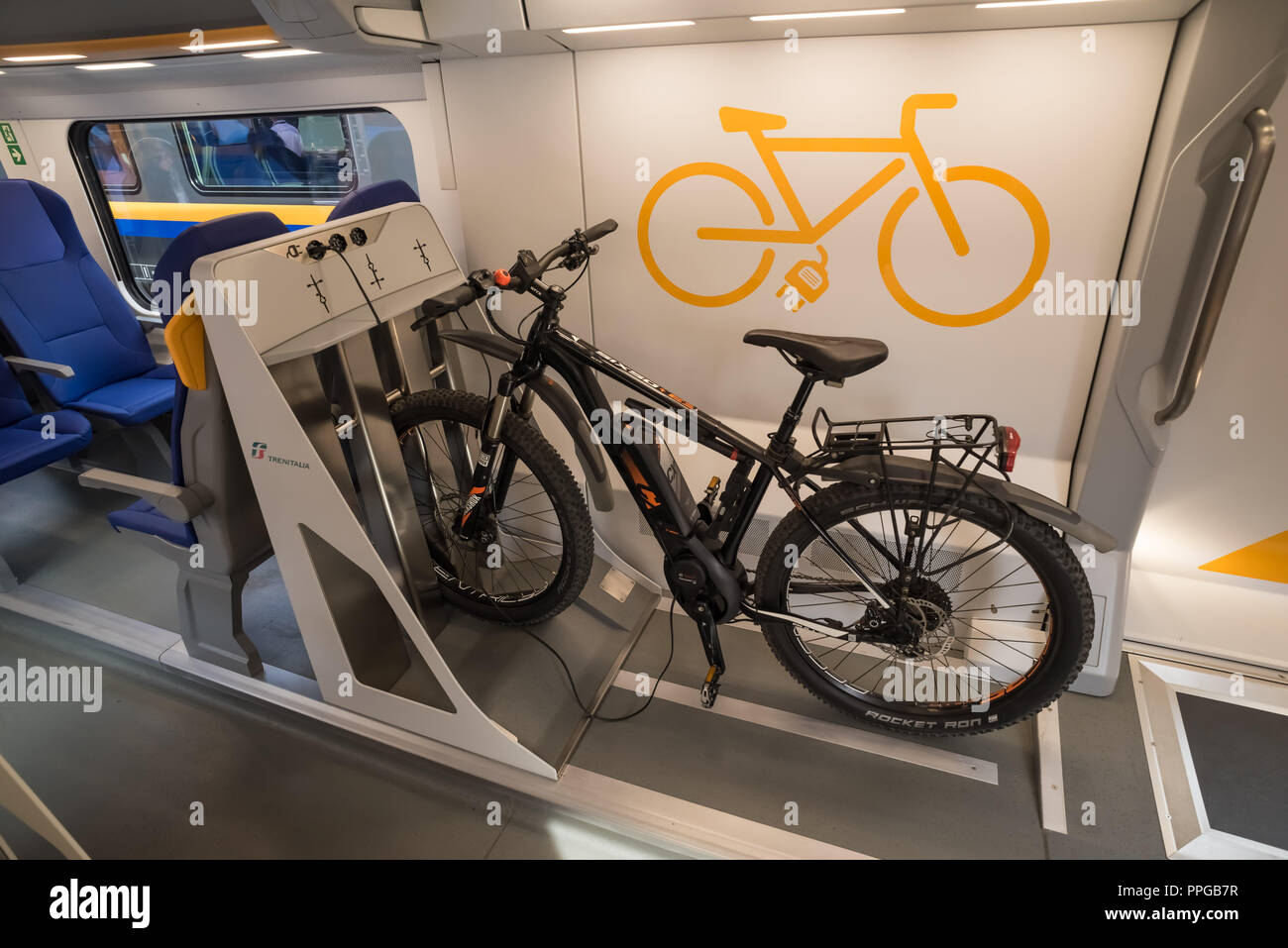 E bike ladestation hi-res stock photography and images - Alamy