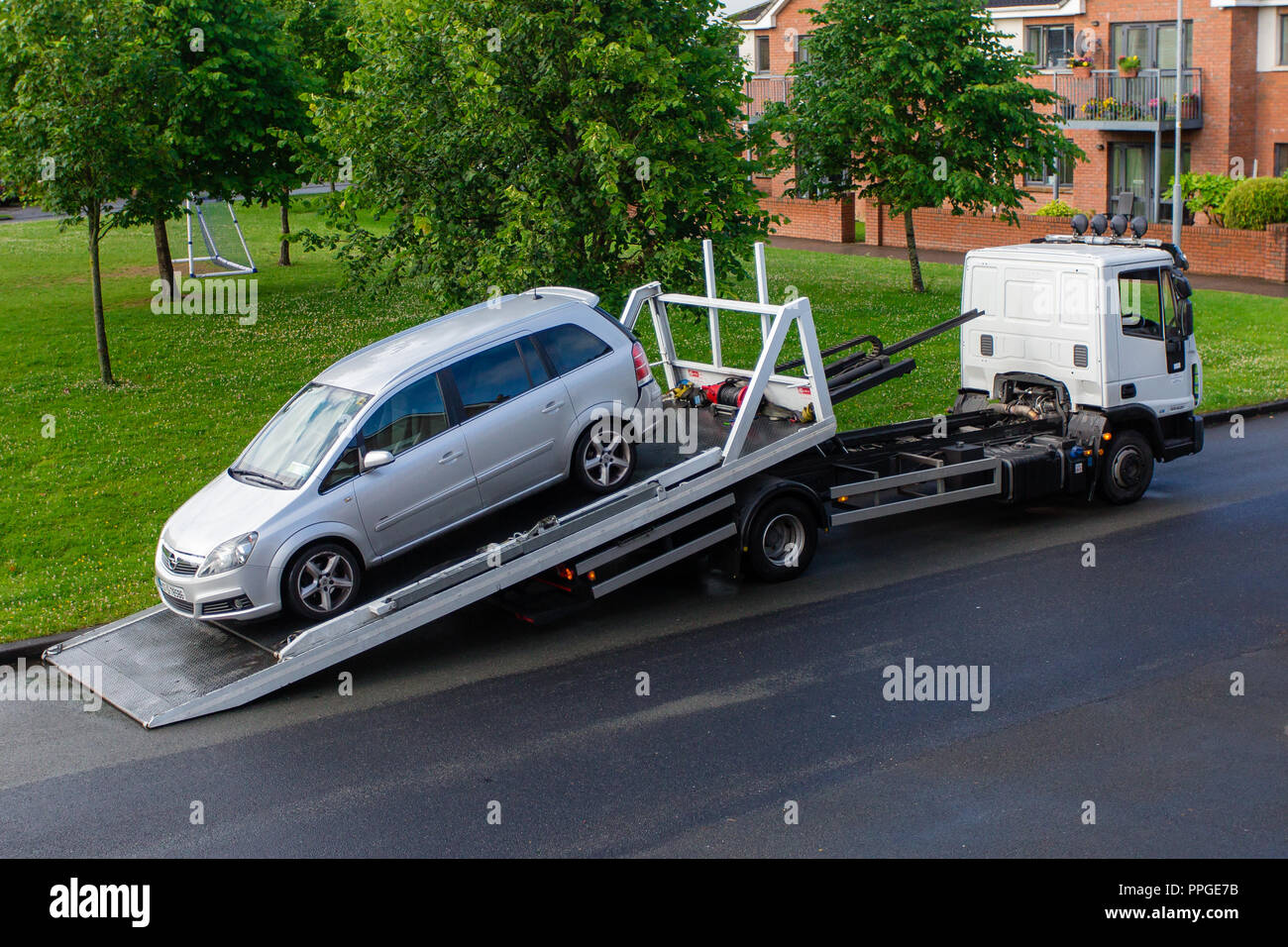 End-of-life car being loaded onto tow-away vehicle truck. Celbridge, Ireland Stock Photo