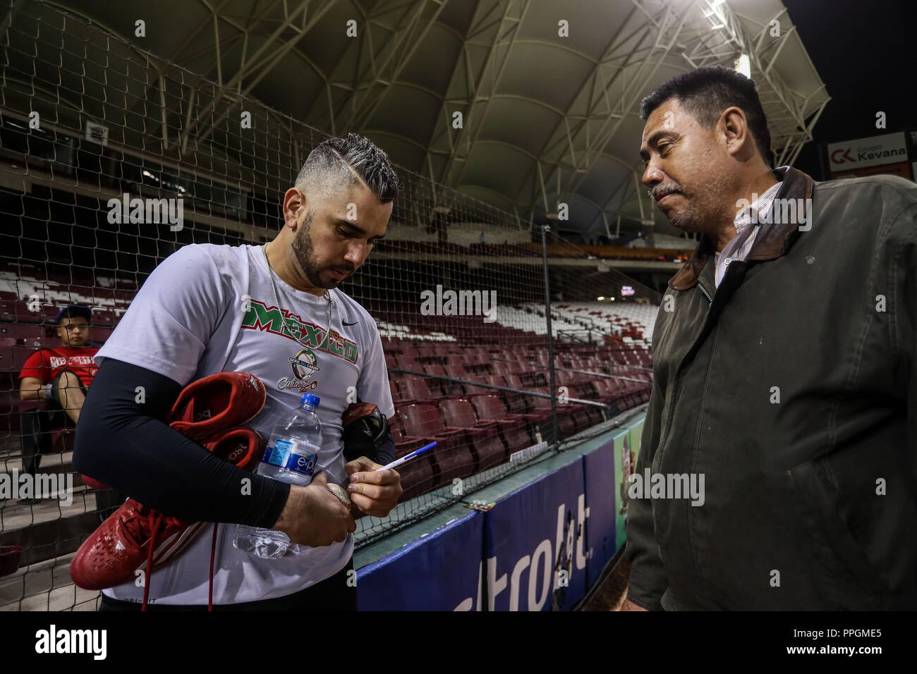 Oliver Perez pitcher de Mexico Aspectos del nuevo estadio de Tomateros