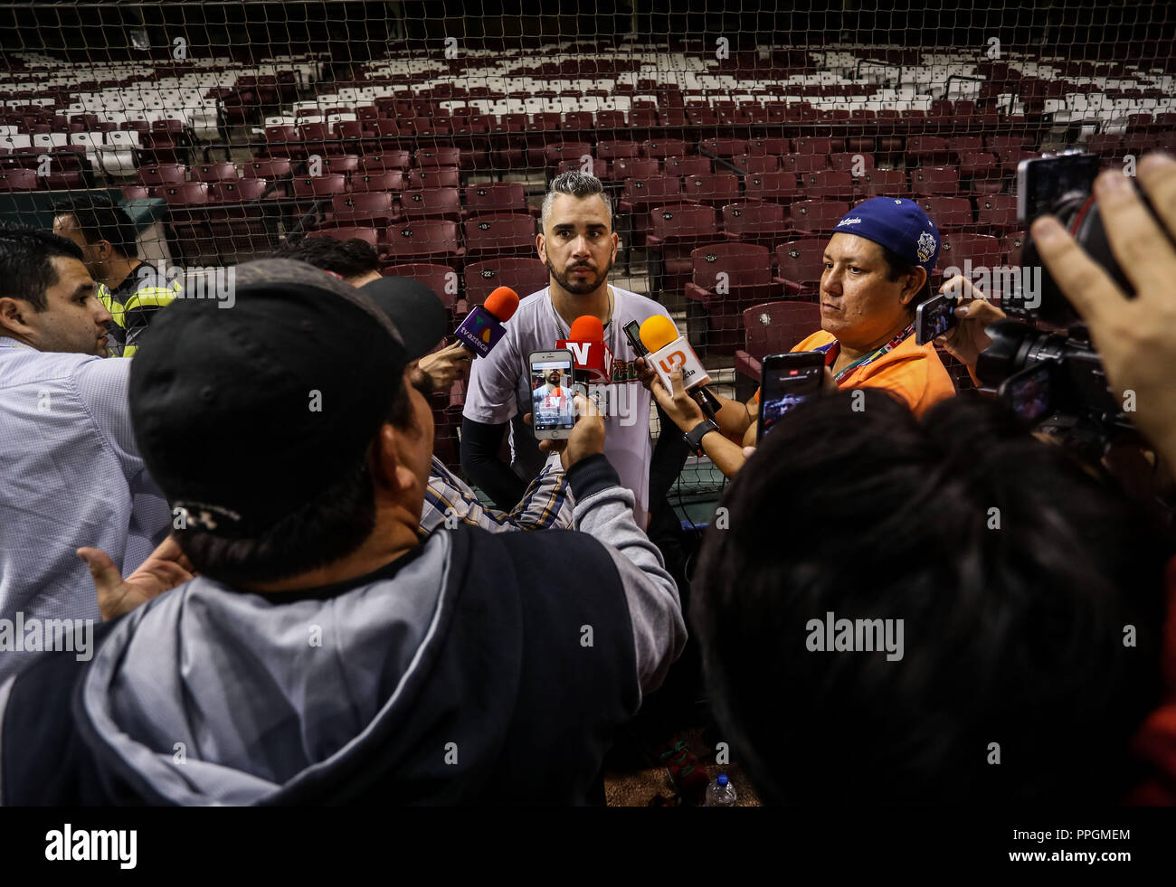 Oliver Perez pitcher de Mexico Aspectos del nuevo estadio de Tomateros