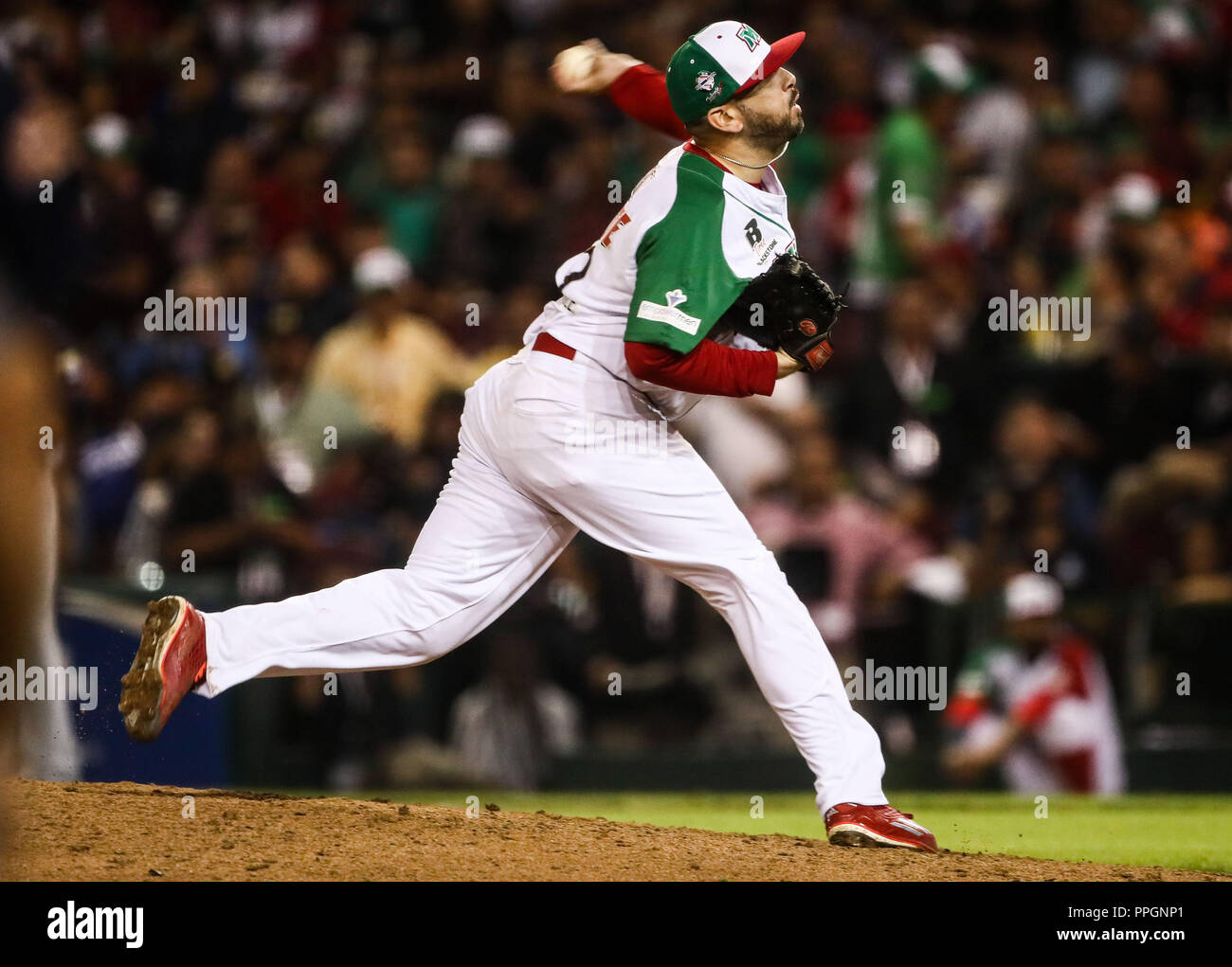 Oliver Perez pitcher relevo de Mexico , durante el partido de beisbol