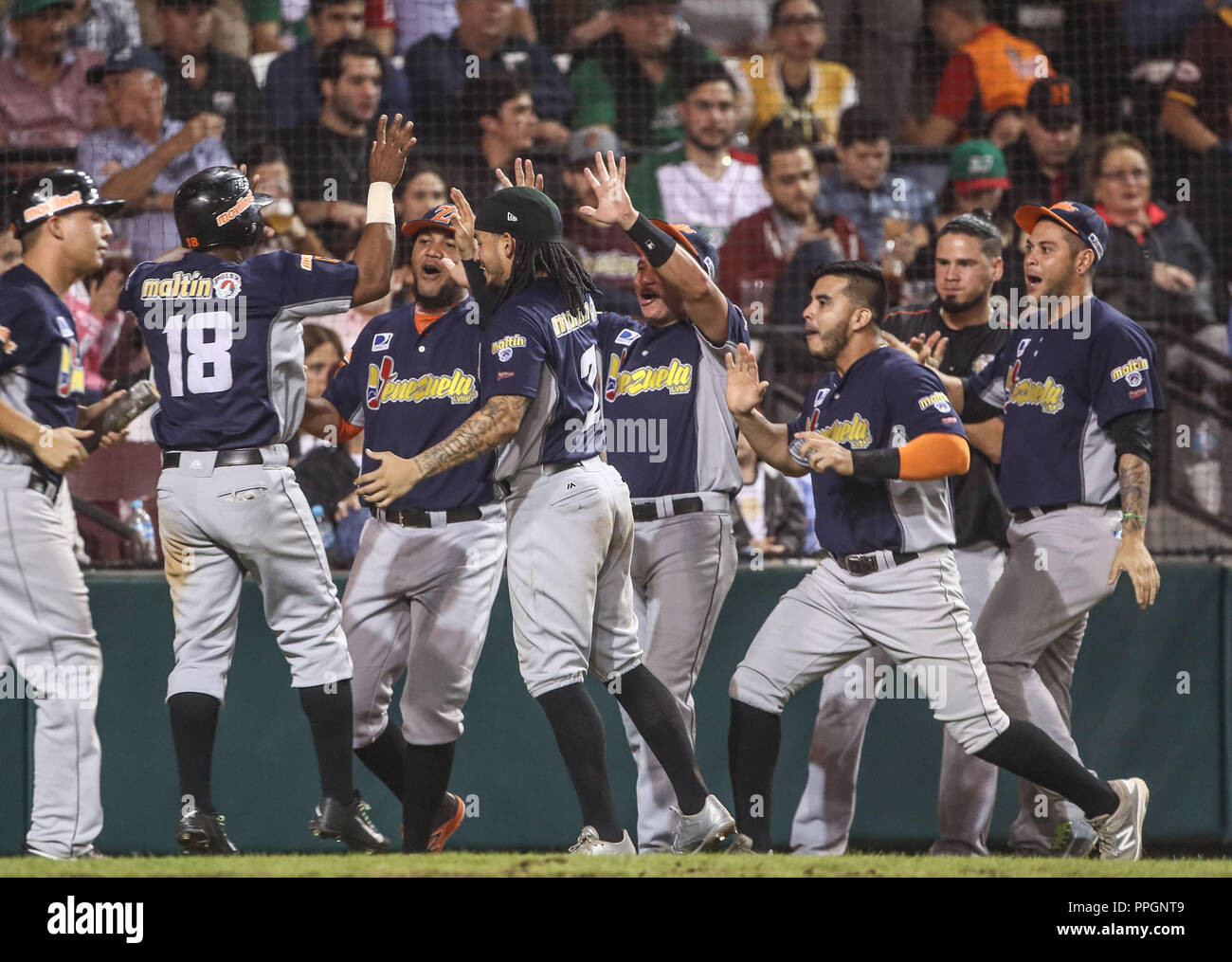 Herrera, Jonathan de Venezuela celebra carrera, durante el partido de