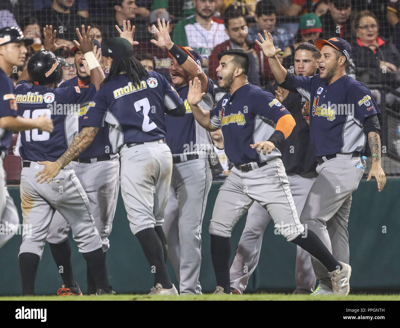 Herrera, Jonathan de Venezuela celebra carrera, durante el partido de