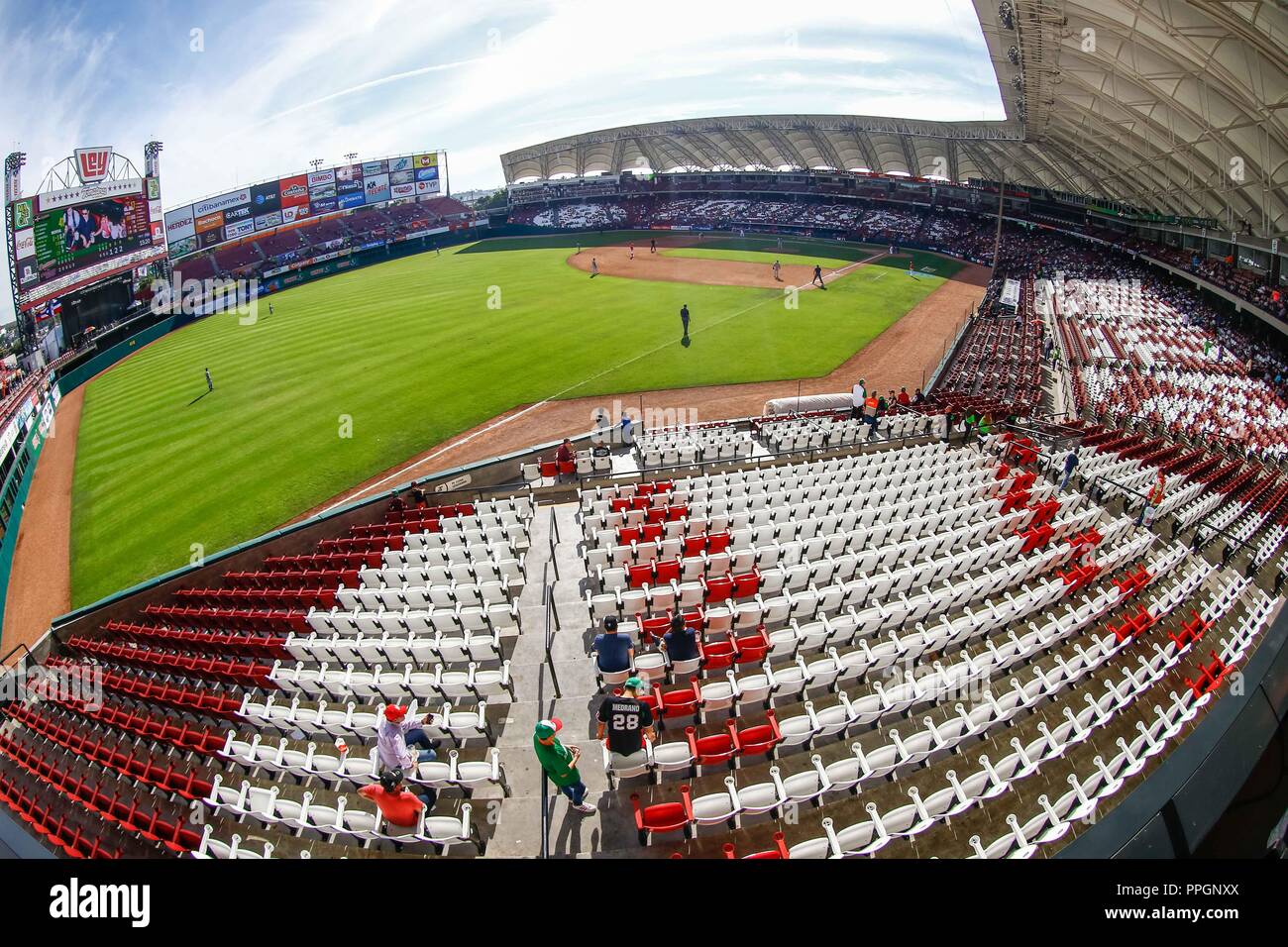Vista panorámica de el Nuevo Estadio de los Tomateros en un día soleado