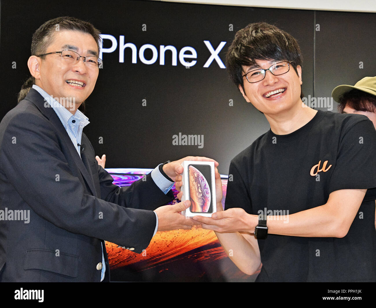 iPhone Xs, Apple, KDDI, au, September 21, 2018, Tokyo, Japan : The first customer (R) receives Apple's iPhone Xs from Makoto Takahashi, President of KDDI Corporation during a launch event for Apple New iPhone Xs and Xs Max at the KDDI's au Shinjuku store in Tokyo, Japan, on September 21, 2018. Credit: AFLO/Alamy Live News Stock Photo