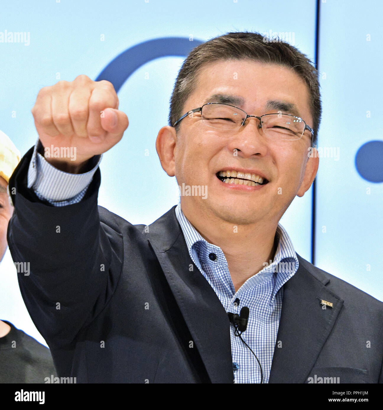 iPhone Xs, Apple, KDDI, au, September 21, 2018, Tokyo, Japan : Makoto Takahashi, President of KDDI Corporation celebrates during a launch event for Apple New iPhone Xs and Xs Max at the KDDI's au Shinjuku store in Tokyo, Japan, on September 21, 2018. Credit: AFLO/Alamy Live News Stock Photo