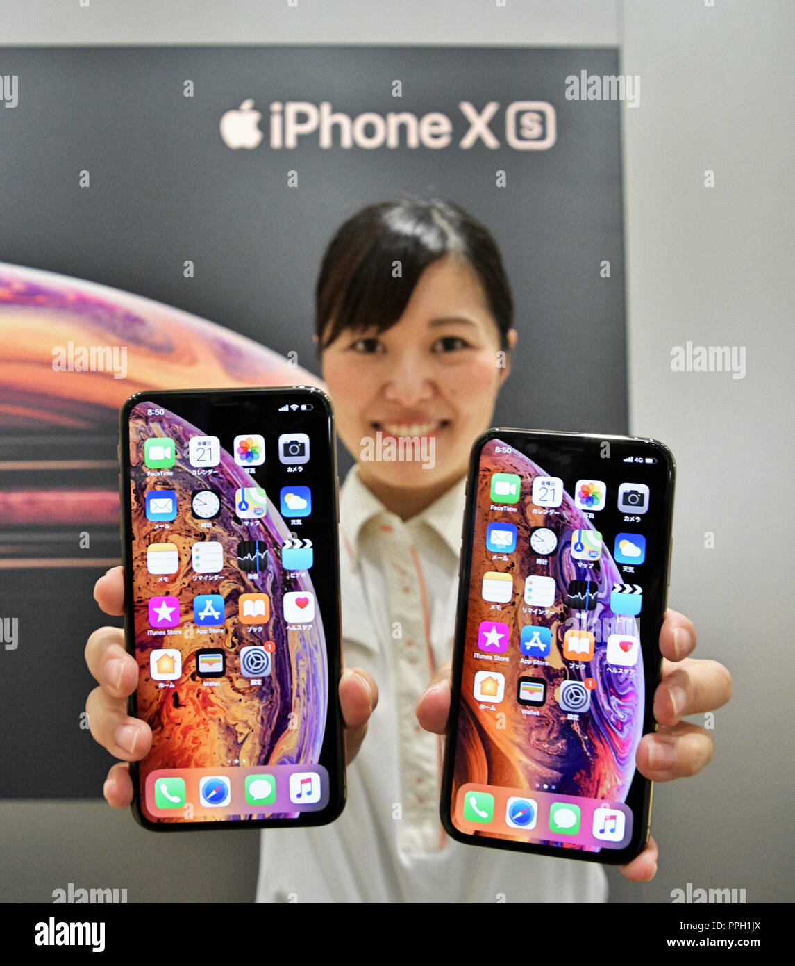 iPhone Xs, Apple, KDDI, au, September 21, 2018, Tokyo, Japan : A Model poses for camera during a launch day for Apple New iPhone Xs and Xs Max at the KDDI's au Shinjuku store in Tokyo, Japan, on September 21, 2018. Credit: AFLO/Alamy Live News Stock Photo