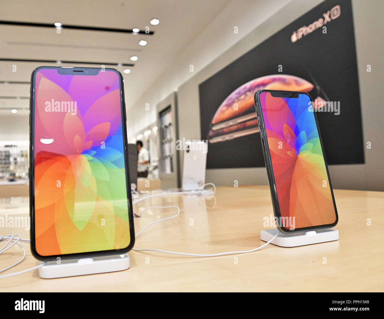 iPhone Xs, Apple, KDDI, au, September 21, 2018, Tokyo, Japan : The new iPhone Xs and Xs Max (L) are displayed during launch day at the KDDI's au Shinjuku store in Tokyo, Japan, on September 21, 2018. Credit: AFLO/Alamy Live News Stock Photo