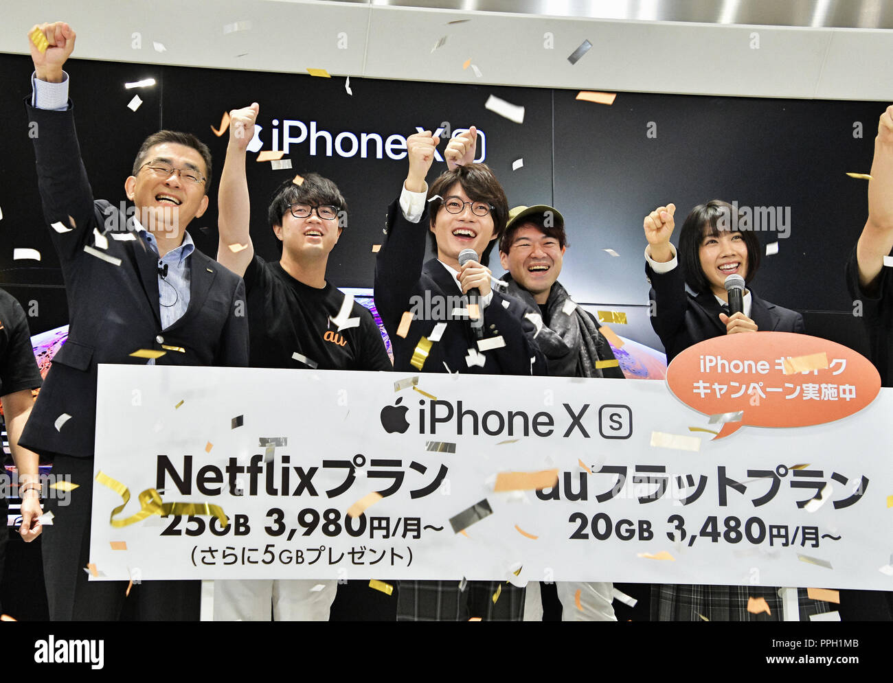 iPhone Xs, Apple, KDDI, au, Makoto Takahashi, Ryunosuke Kamiki, Honoka Matsumoto, September 21, 2018, Tokyo, Japan : (L-R) Makoto Takahashi, President of KDDI Corporation, Japanese actors Ryunosuke Kamiki and Honoka Matsumoto attend a launch event for Apple New iPhone XS and XS Max at the KDDI's au Shinjuku store in Tokyo, Japan, on September 21, 2018. Credit: AFLO/Alamy Live News Stock Photo