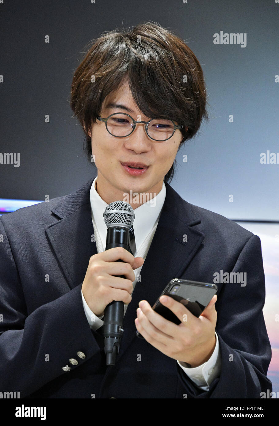 iPhone Xs, Apple, KDDI, au, Ryunosuke Kamiki, September 21, 2018, Tokyo, Japan : Japanese actor Ryunosuke Kamiki attends a launch event for Apple New iPhone XS and XS Max at the KDDI's au Shinjuku store in Tokyo, Japan, on September 21, 2018. Credit: AFLO/Alamy Live News Stock Photo