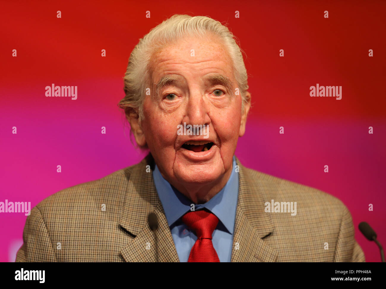 DENNIS SKINNER MP  LABOUR PARTY  LABOUR PARTY CONFERENCE 2018  THE LIVERPOOL ECHO ARENA, LIVERPOOL, , ENGLAND  26 September 2018  DIE18351     ADDRESSES THE LABOUR PARTY CONFERENCE 2018 AT THE LIVERPOOL ECHO ARENA, LIVERPOOL, ENGLAND Stock Photo