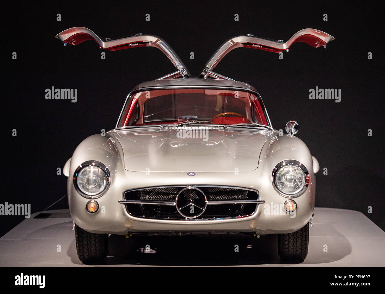 Mercedes Sl 18 High Resolution Stock Photography And Images Alamy