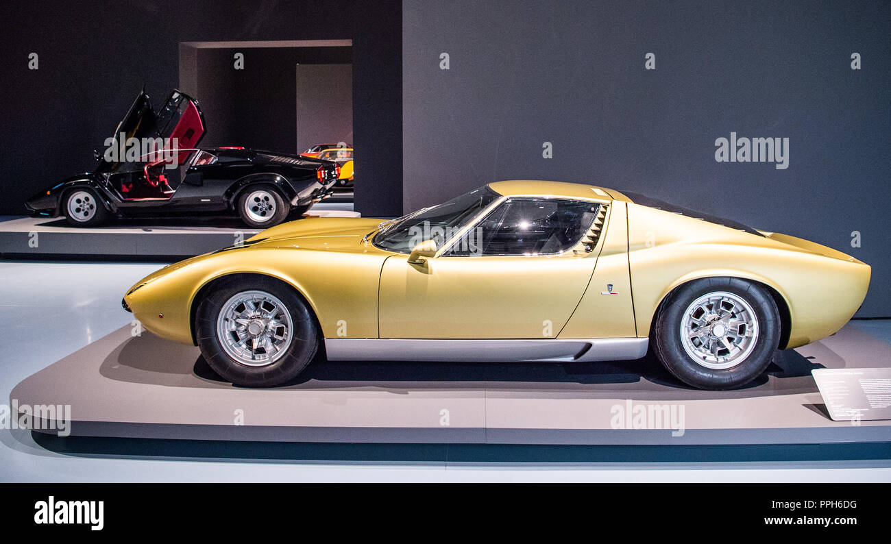 25 September 2018, North Rhine-Westphalia, Duesseldorf: A golden Lamborghini Miura P400 (v) and a Lamborghini Countach 5000 QV are in the exhibition 'PS: I love you' in the Museum Kunstpalast. In the exhibition about 30 sports cars of the 1950s to 1970s can be seen from 27.09.2018 to 10.02.2019. Photo: Christophe Gateau/dpa Stock Photo