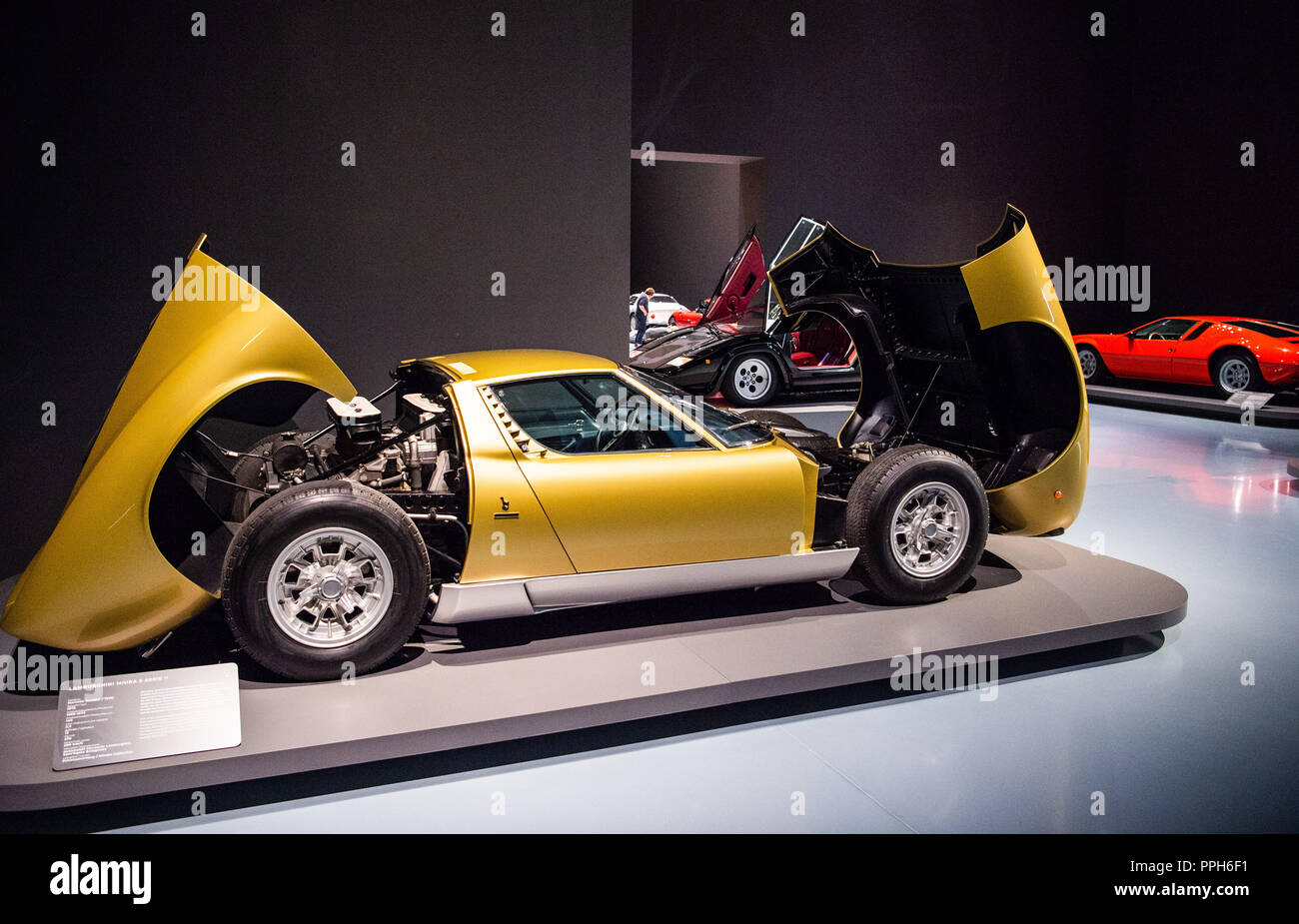 25 September 2018, North Rhine-Westphalia, Duesseldorf: A golden Lamborghini Miura S Series II is in the exhibition 'PS: I love you' in the Museum Kunstpalast. In the exhibition about 30 sports cars of the 1950s to 1970s can be seen from 27.09.2018 to 10.02.2019. Photo: Christophe Gateau/dpa Stock Photo