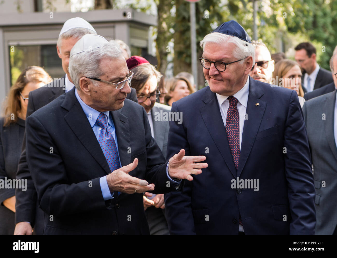 26 September 2018, Hessen, Frankfurt/Main: Salomon Korn (L), Chairman of  the Executive Board of the Jewish Community Frankfurt, talks to  Frank-Walter Steinmeier, Federal President, during a visit to the Westend  Synagogue. Photo: