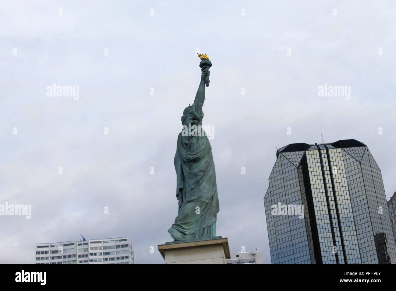 The small statue of liberty in Paris Stock Photo Alamy