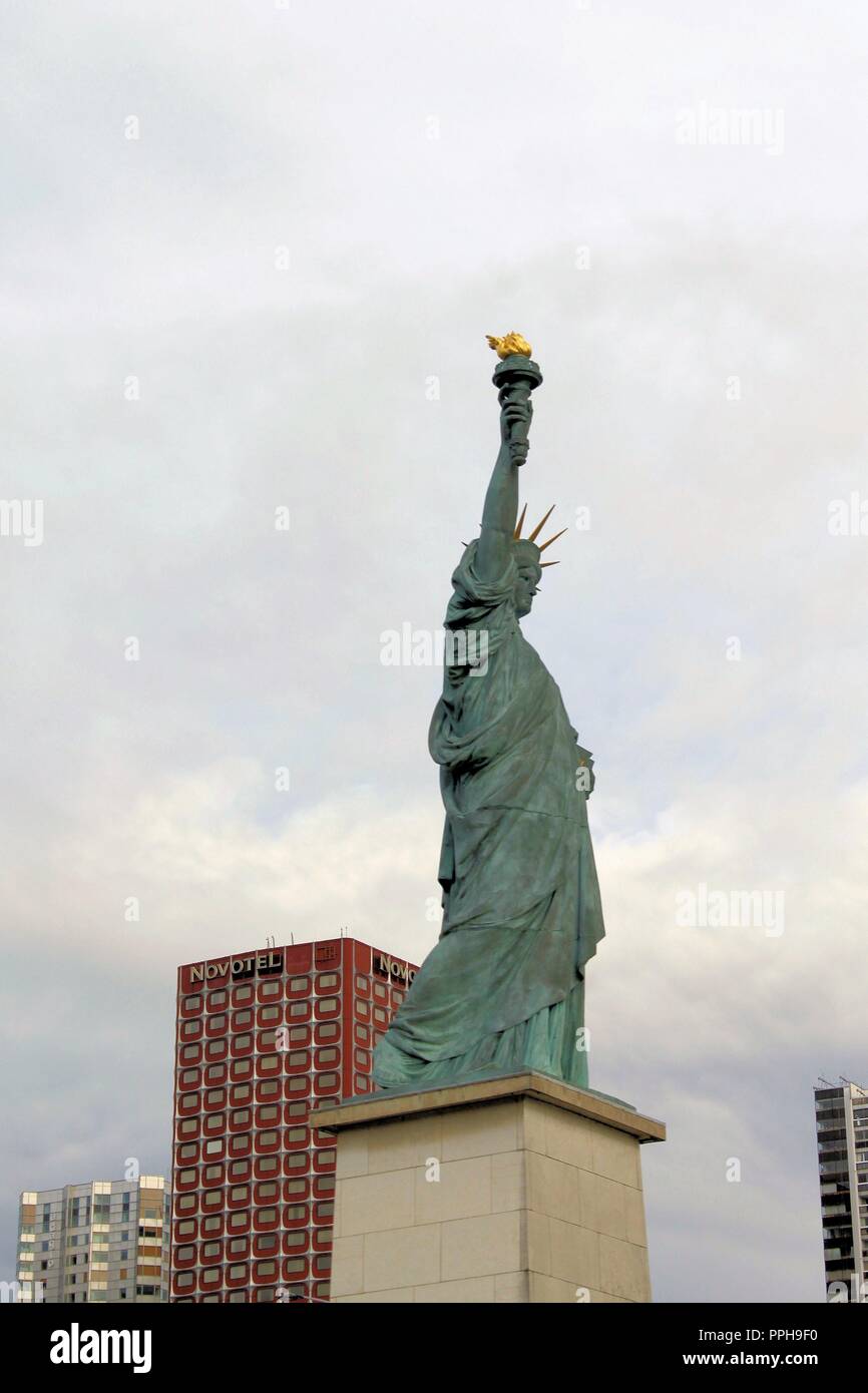 The small statue of liberty in Paris Stock Photo Alamy
