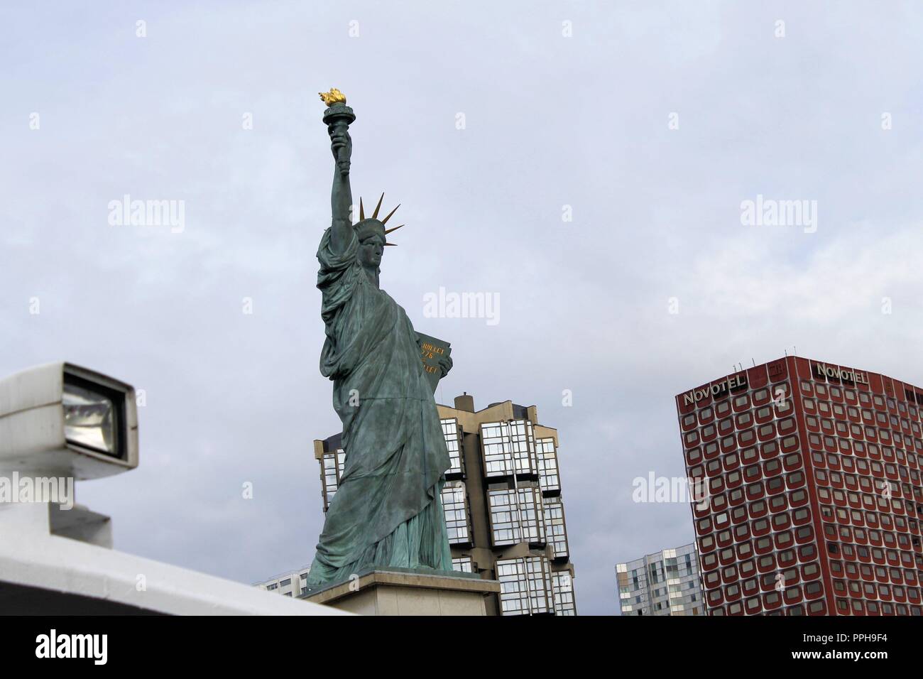 The small statue of liberty in Paris Stock Photo Alamy