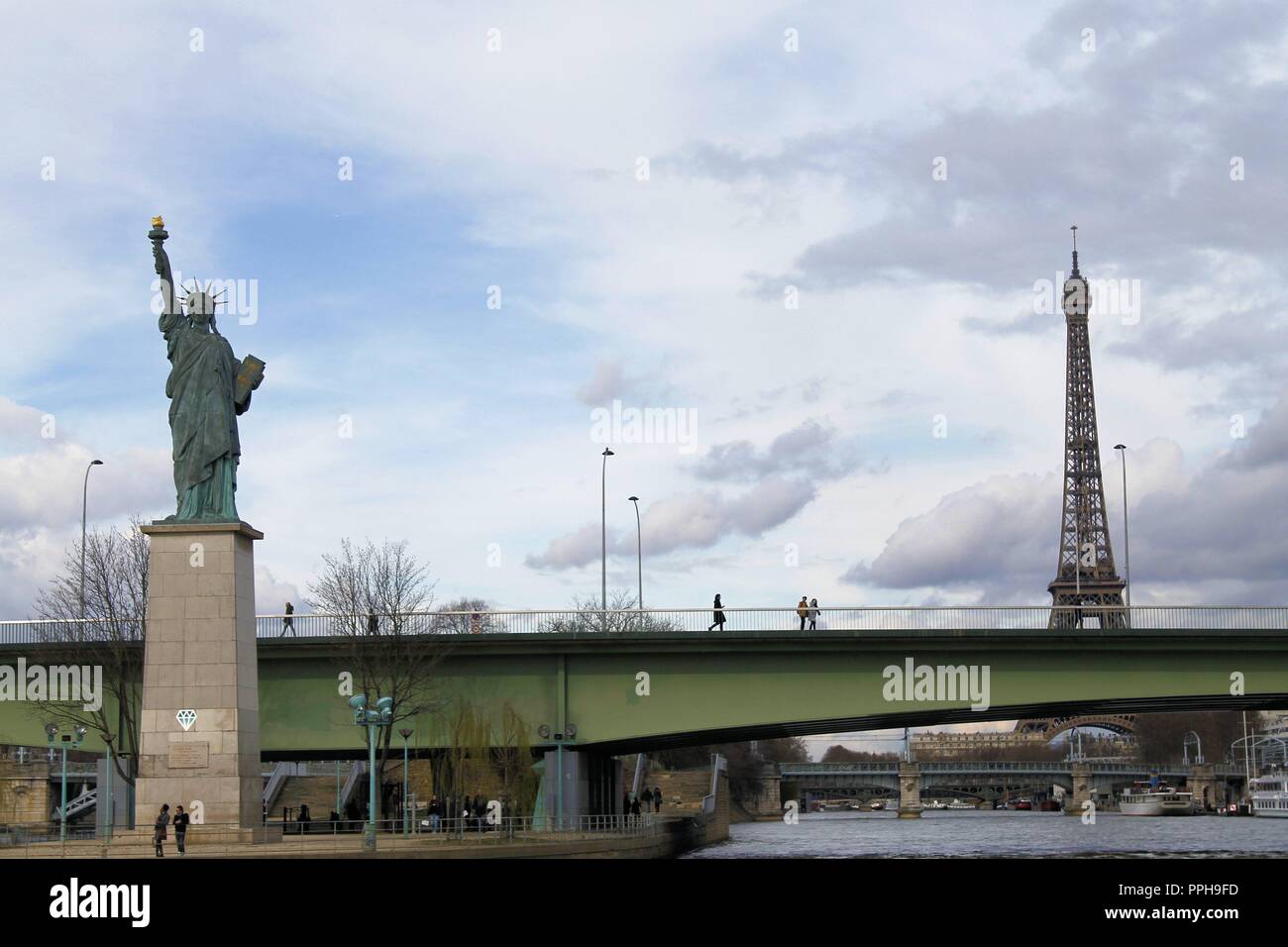The small statue of liberty in Paris Stock Photo Alamy