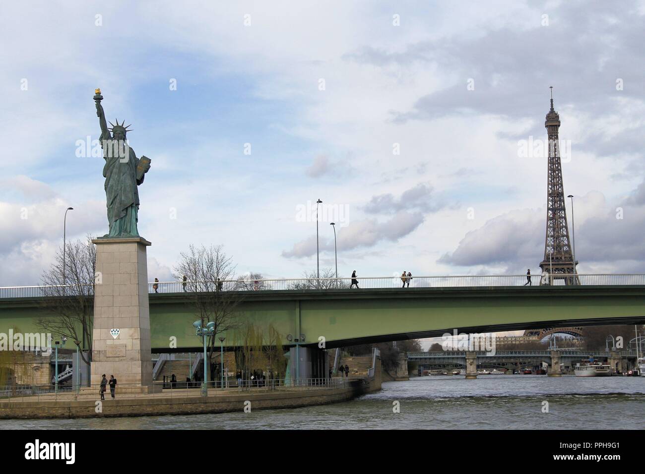 The small statue of liberty in Paris Stock Photo Alamy