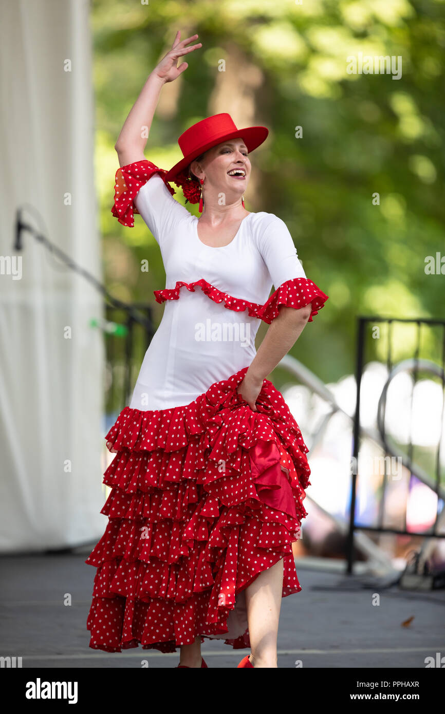 St. Louis, Missouri, USA - August 26, 2018: The Festival of Nations, Woman from the St. Louis Cultural Flamenco Society Perform traditional Spanish da Stock Photo