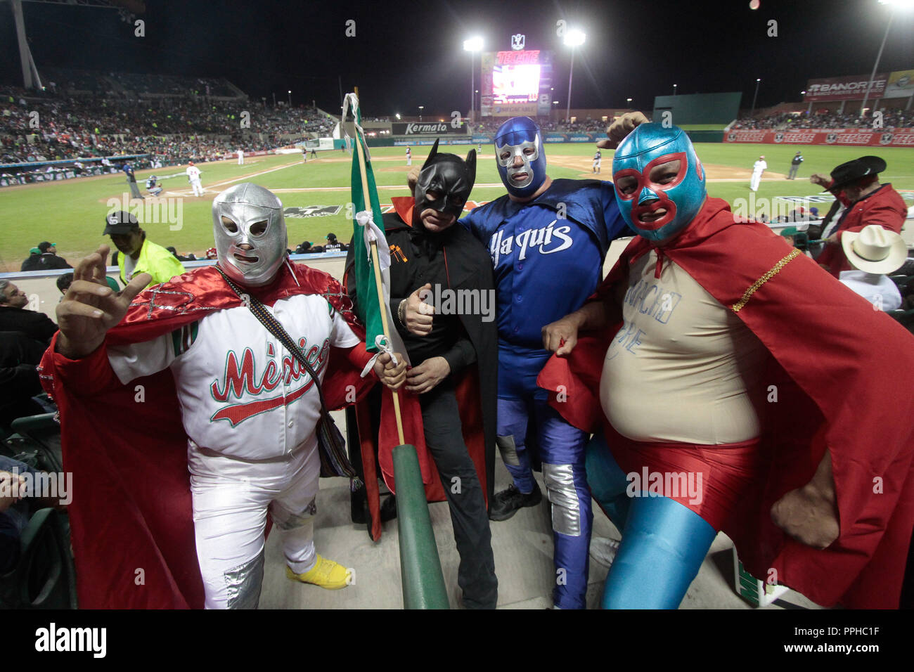 Luchadores, disfraces, disfraz, enmascarados, Lucha Libre, disfras de el Santo, Disfraz de Batman, Blue Demon en Estadio Sonora. El equipo de Mexico Stock Photo