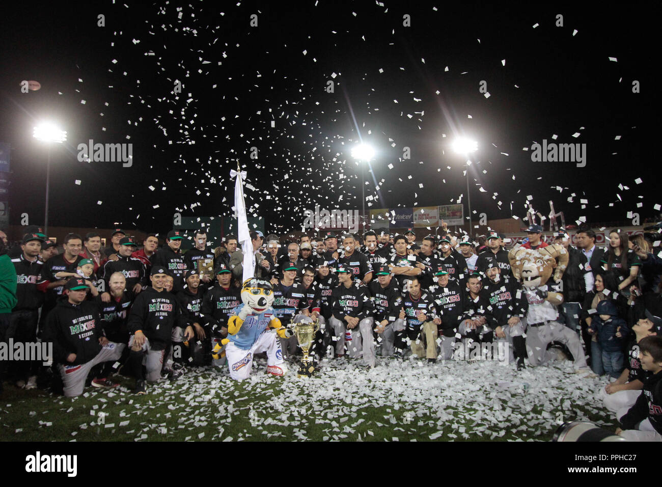 Celebración, confeti. El equipo de Mexico se corono campeón de la Serie del caribe 2013 en duelo contra República Dominicana que duro 18 entradas en Stock Photo