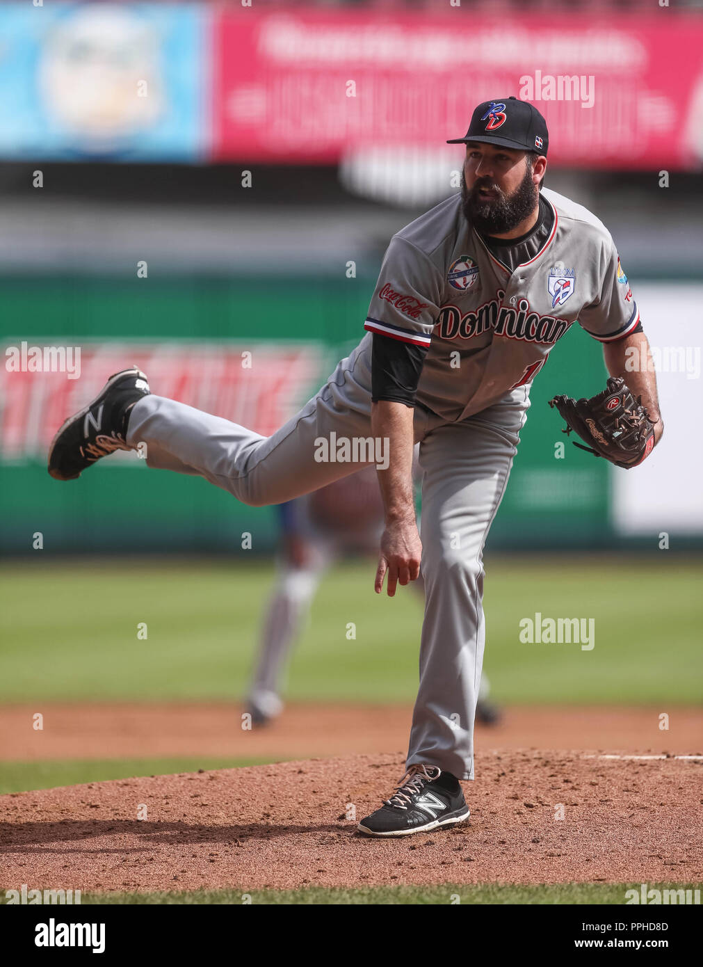 Bryan Evans pitcher inicial de Dominicana , durante el partido de