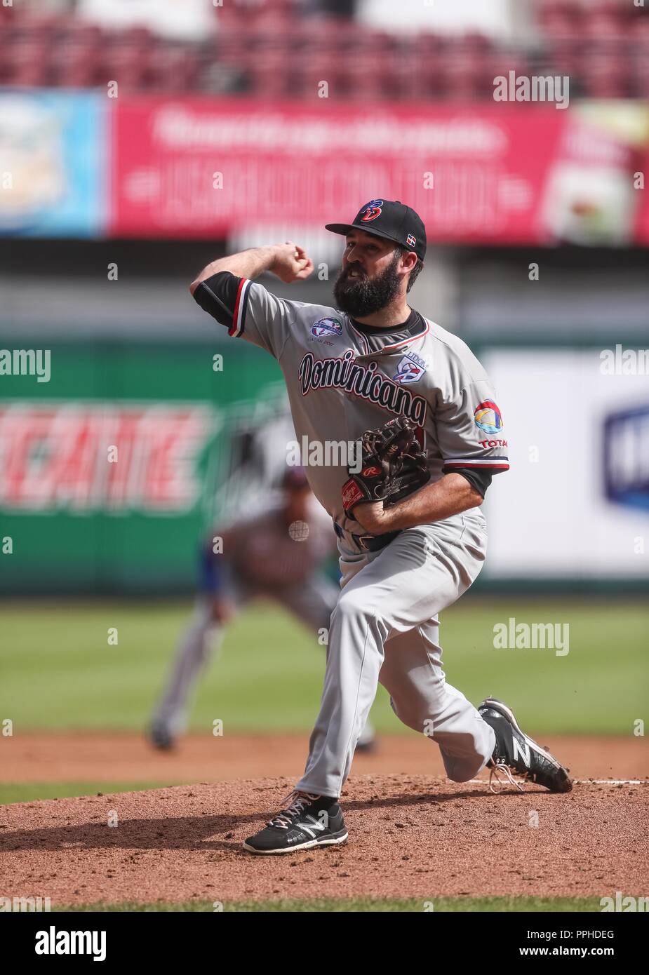 Bryan Evans pitcher inicial de Dominicana , durante el partido de