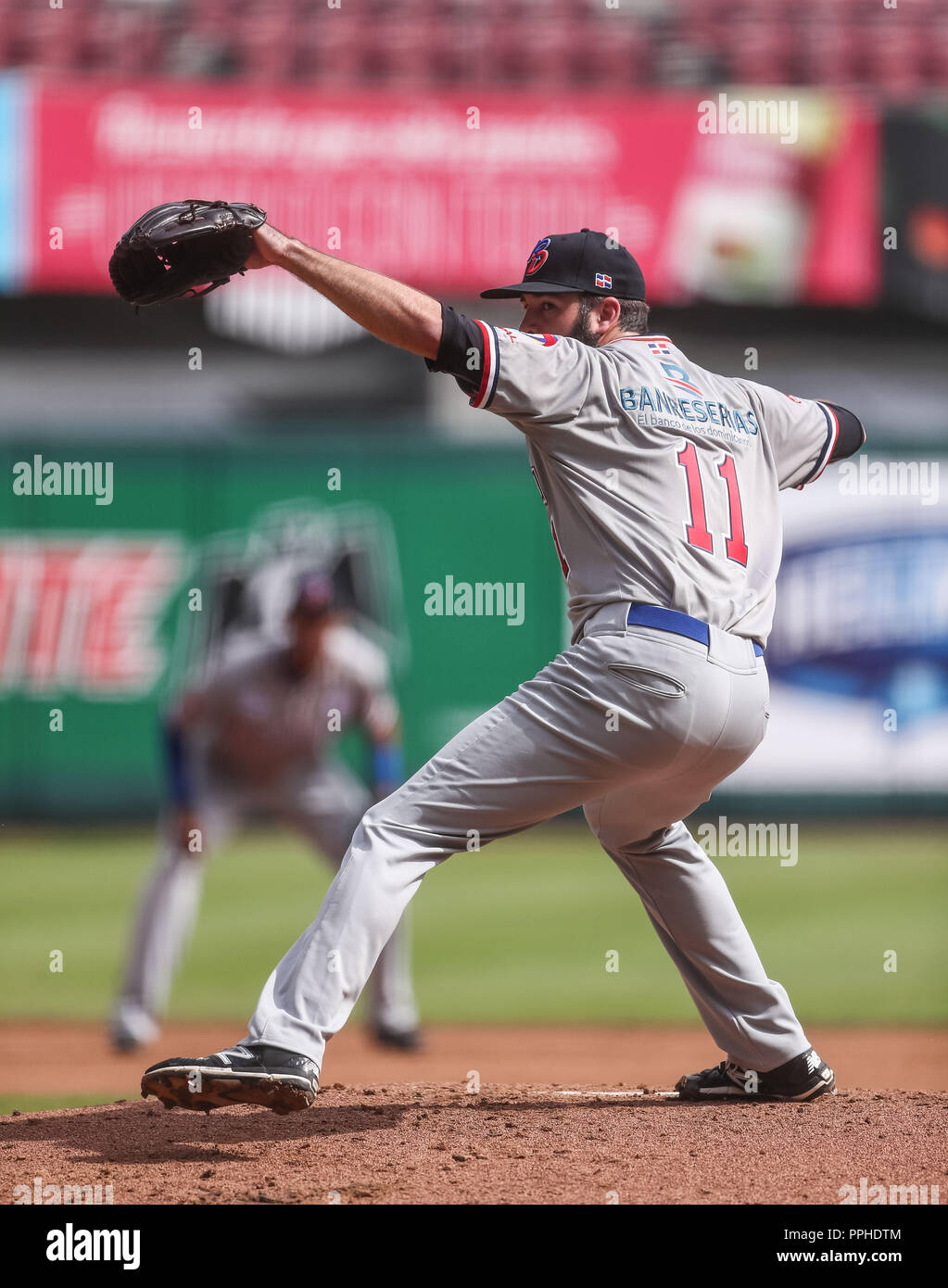 Bryan Evans pitcher inicial de Dominicana , durante el partido de