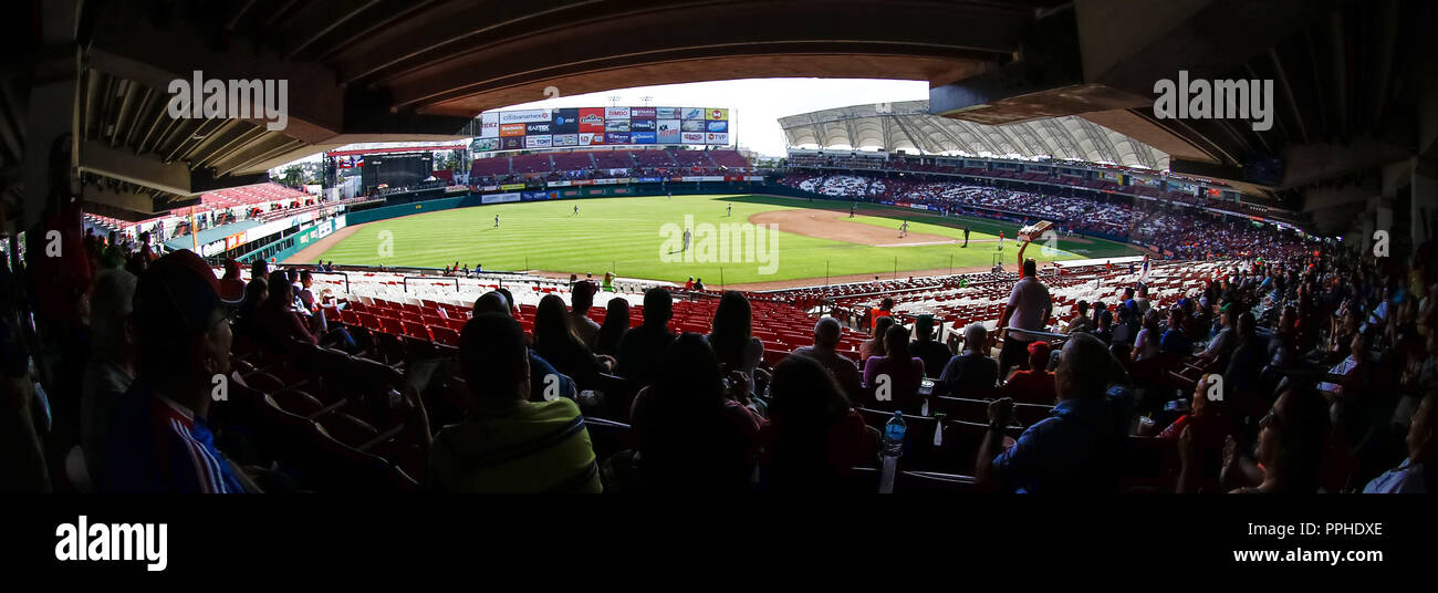 Vista panorámica de el Nuevo Estadio de los Tomateros en un día soleado , durante el partido de beisbol de la Serie del Caribe entre Republica Domini Stock Photo