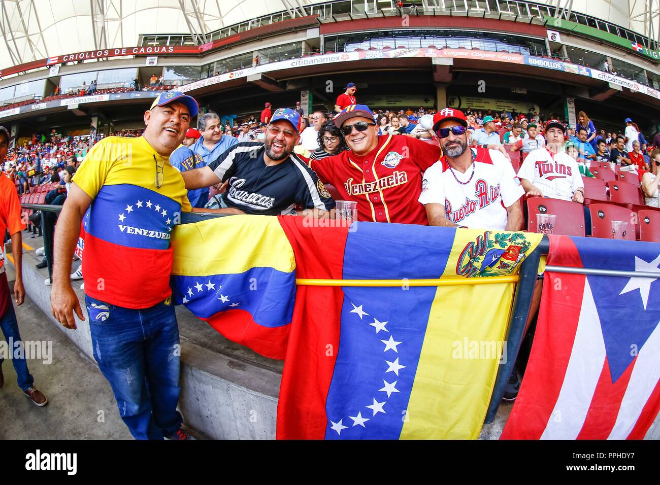 Aficionados de Venezuela y Puerto Rico , durante el partido de beisbol de la Serie del Caribe entre Republica Dominicana vs Puerto Rico en el Nuevo Es Stock Photo