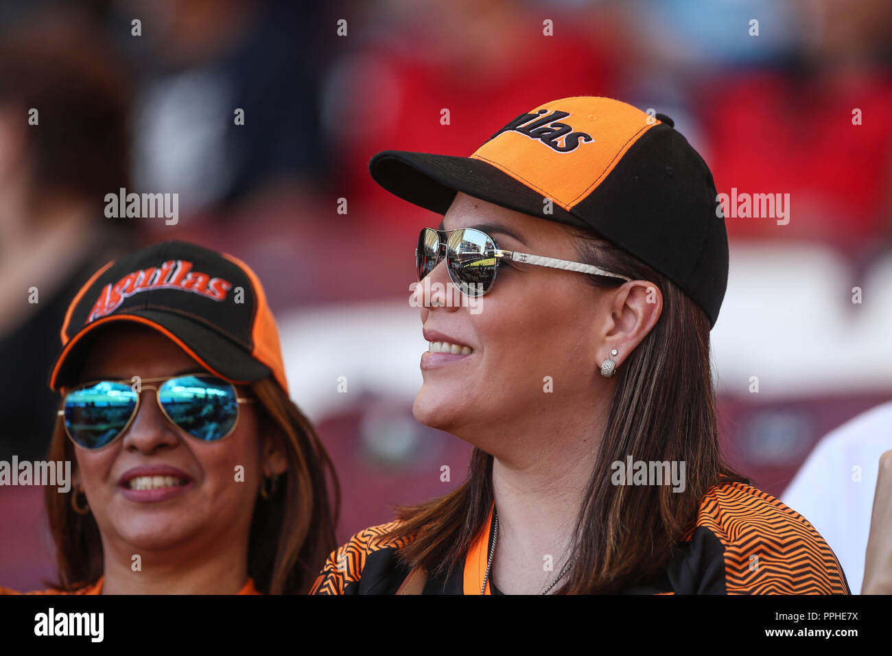Mujeres aficionadas de Venezuela (Venezolanas), durante partido de beisbol de la Serie del Caribe de beisbol en el nuevo Estadio de los Tomateros en C Stock Photo