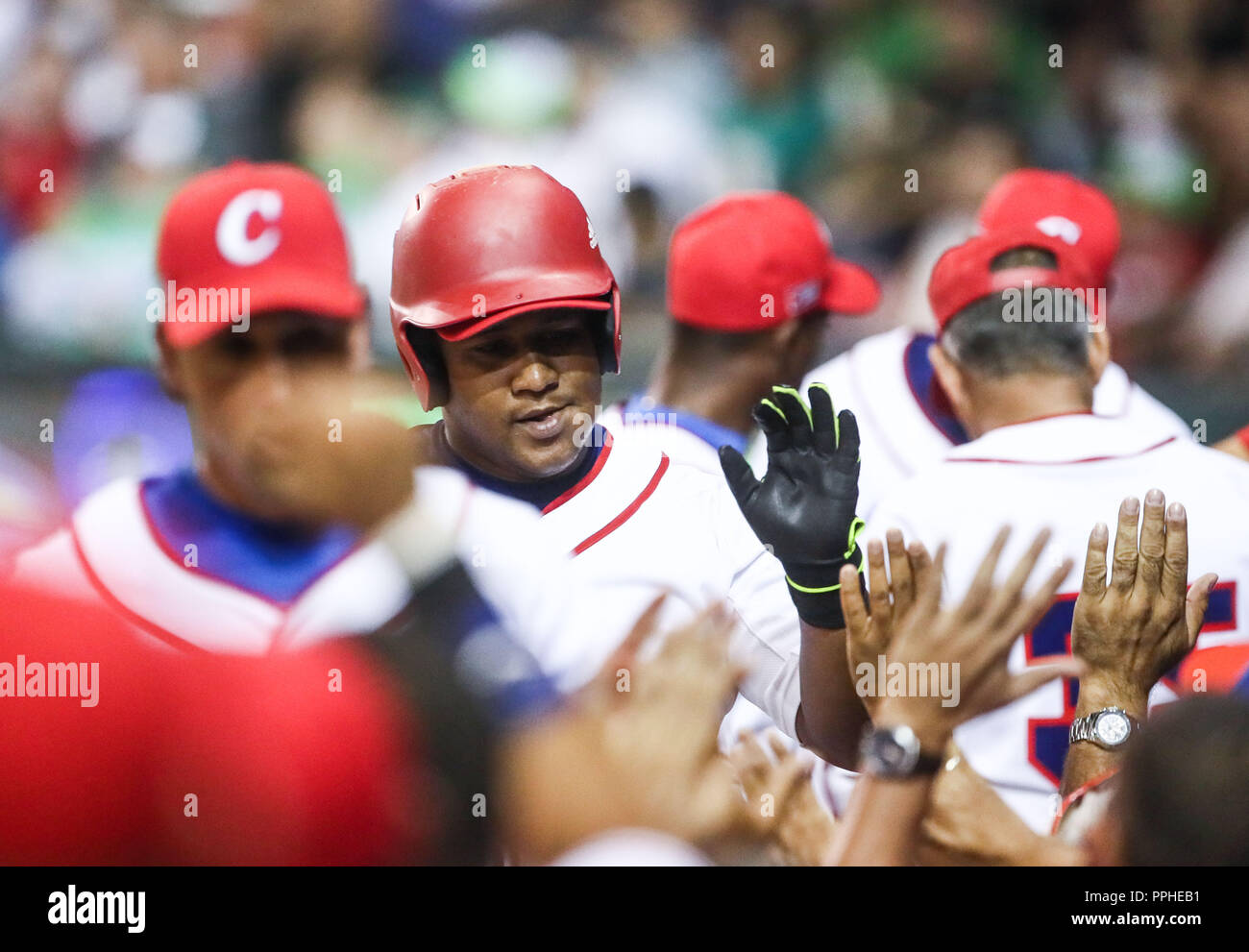 Home run de Alfredo Despaigne de Cuba , durante partido de beisbol de