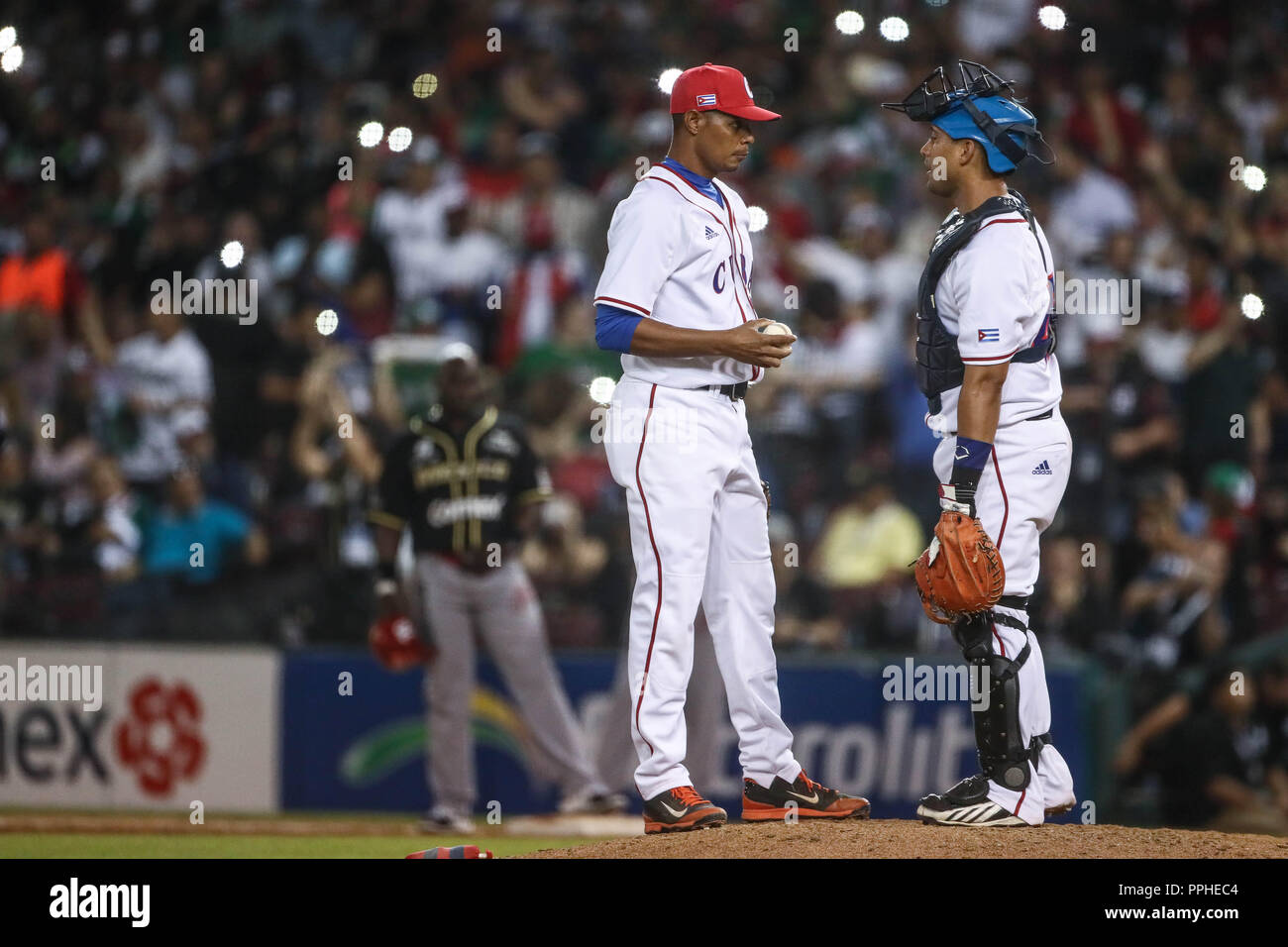El pitcher relevo Jose Angel Garcia saca el ultimo out con el cual Cuba gana cuatro carreras por cero a Mexico, durante partido de beisbol de la Seri Stock Photo