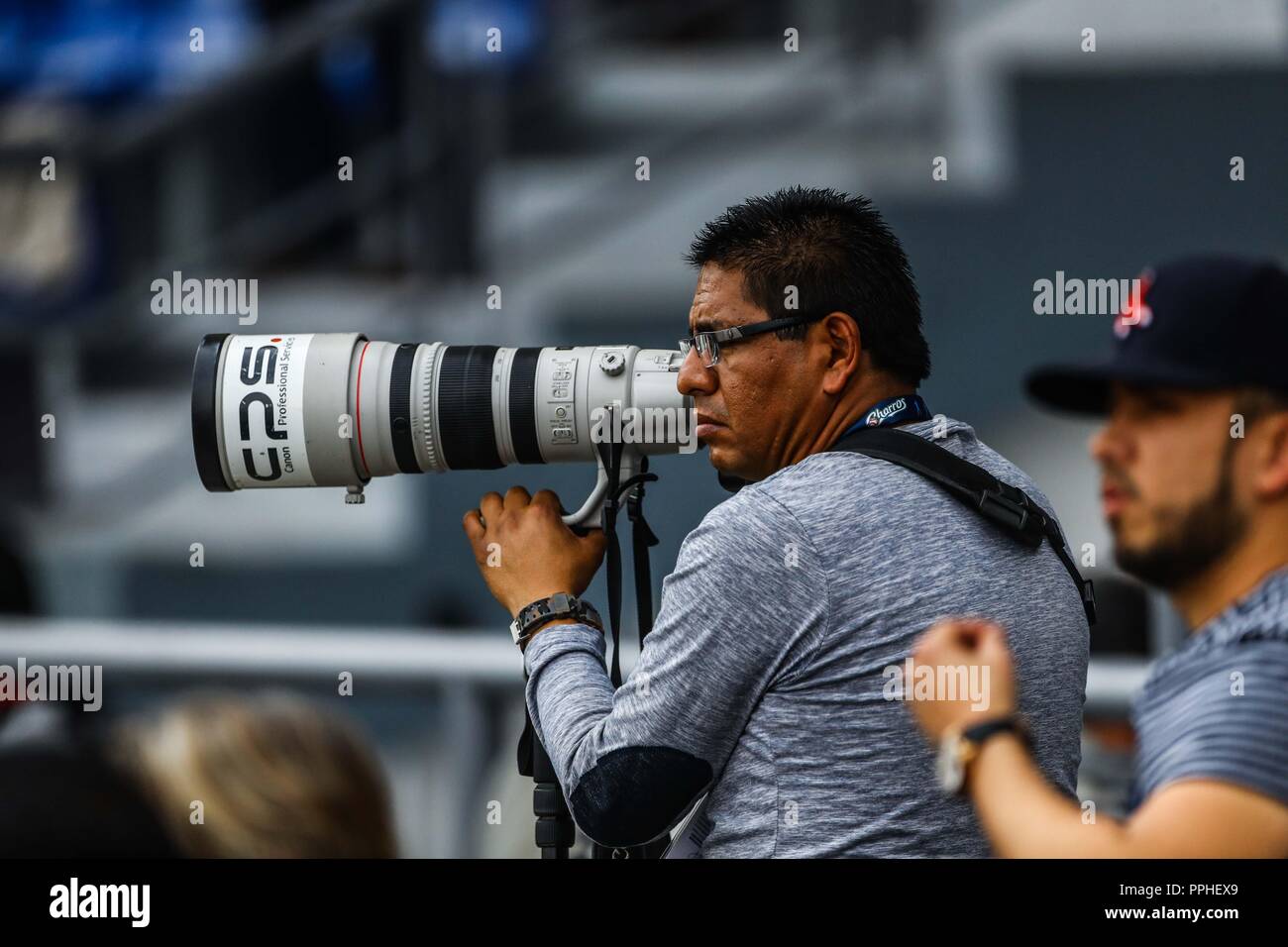 Fotografo. Aspectos del segundo día de actividades de la Serie del Caribe  con el partido de beisbol Águilas Cibaeñas de Republica Dominicana contra C  Stock Photo - Alamy