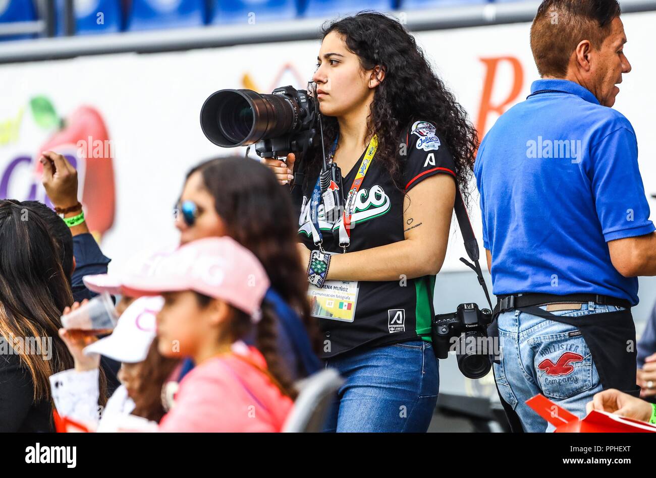 Fotografa con jersey de mexico. Aspectos del segundo día de actividades