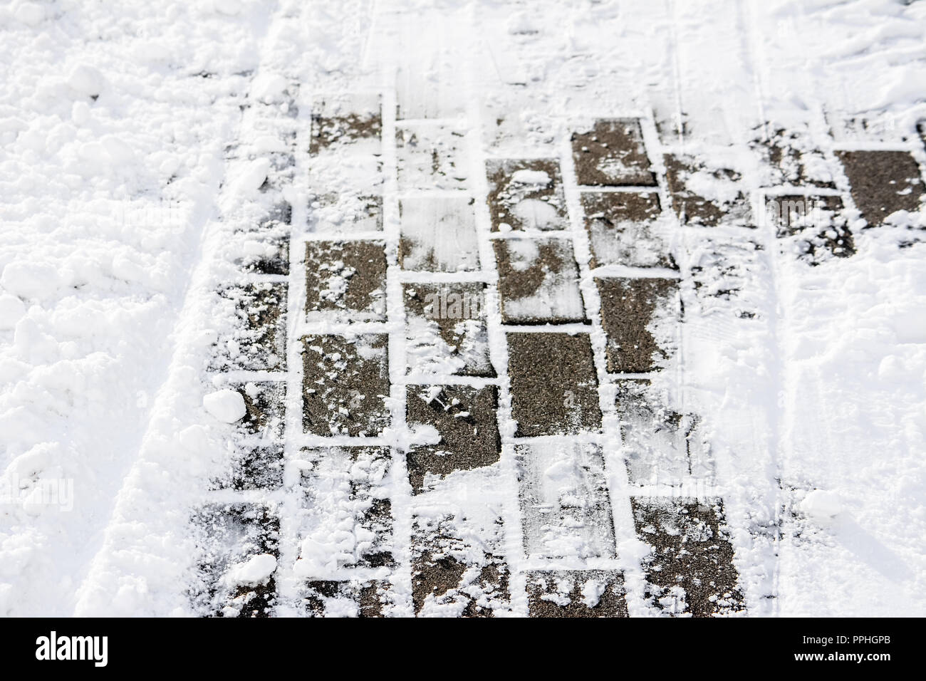 Background of snow on footpath in winter, texture of paving Stock Photo ...
