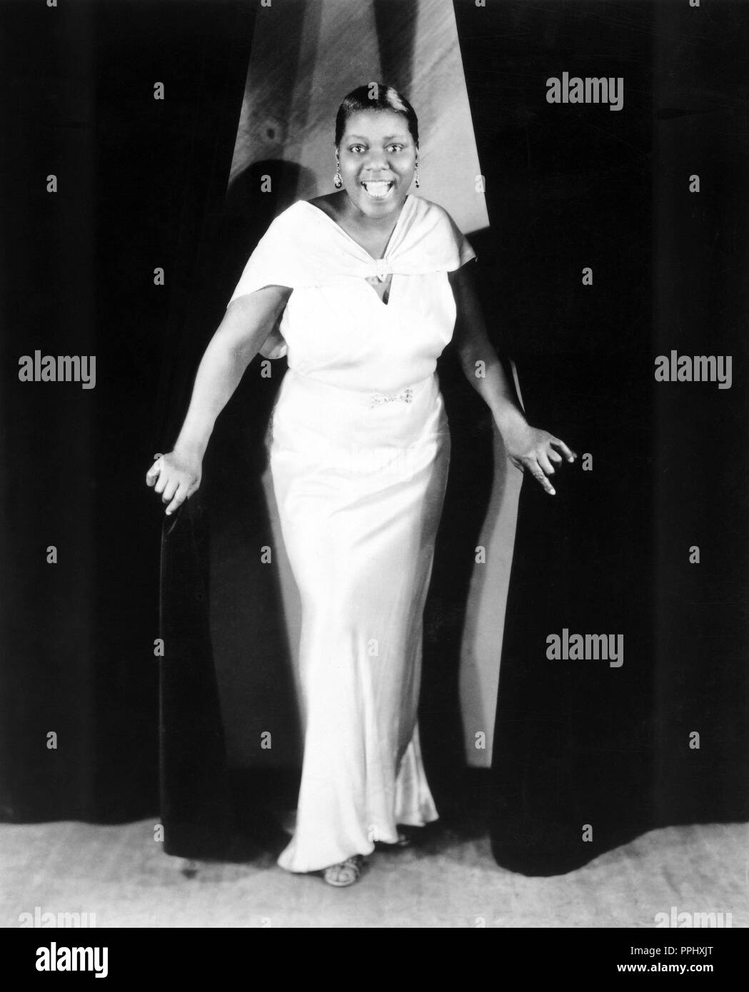 BESSIE SMITH EMPRESS OF THE BLUES SINGER 8x10" HAND COLOR TINTED PHOTOGRAPH 