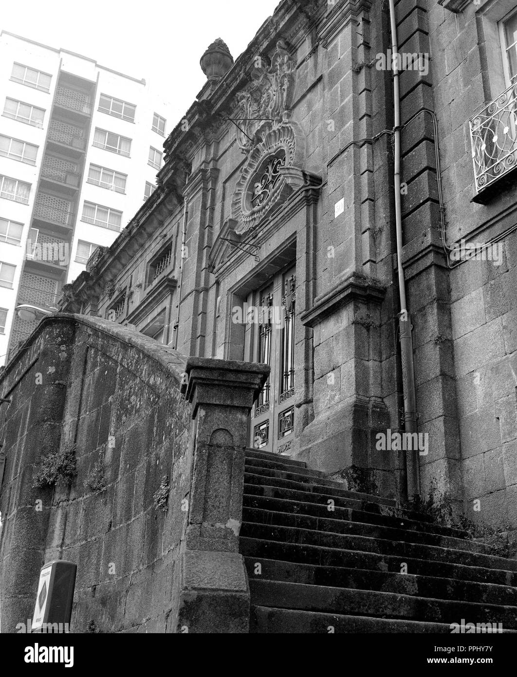 FACHADA DEL EDIFICIO ARCHIVO O LICEO CONSTRUIDO EN EL SIGLO XVIII - NEOCLASICISMO GALLEGO - ACTUAL SEDE DEL AYUNTAMIENTO - B/N - AÑOS 50. Location: EDIFICIO ARCHIVO O LICEO. Coruña. SPAIN. Stock Photo