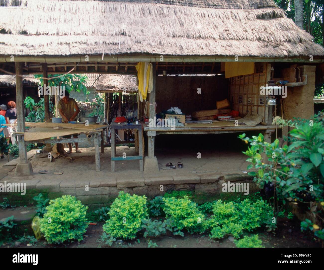 VIVIENDA/TALLERMUJER TEJE MIMBRE O BAMBU. Location ALDEA. INDONESIA