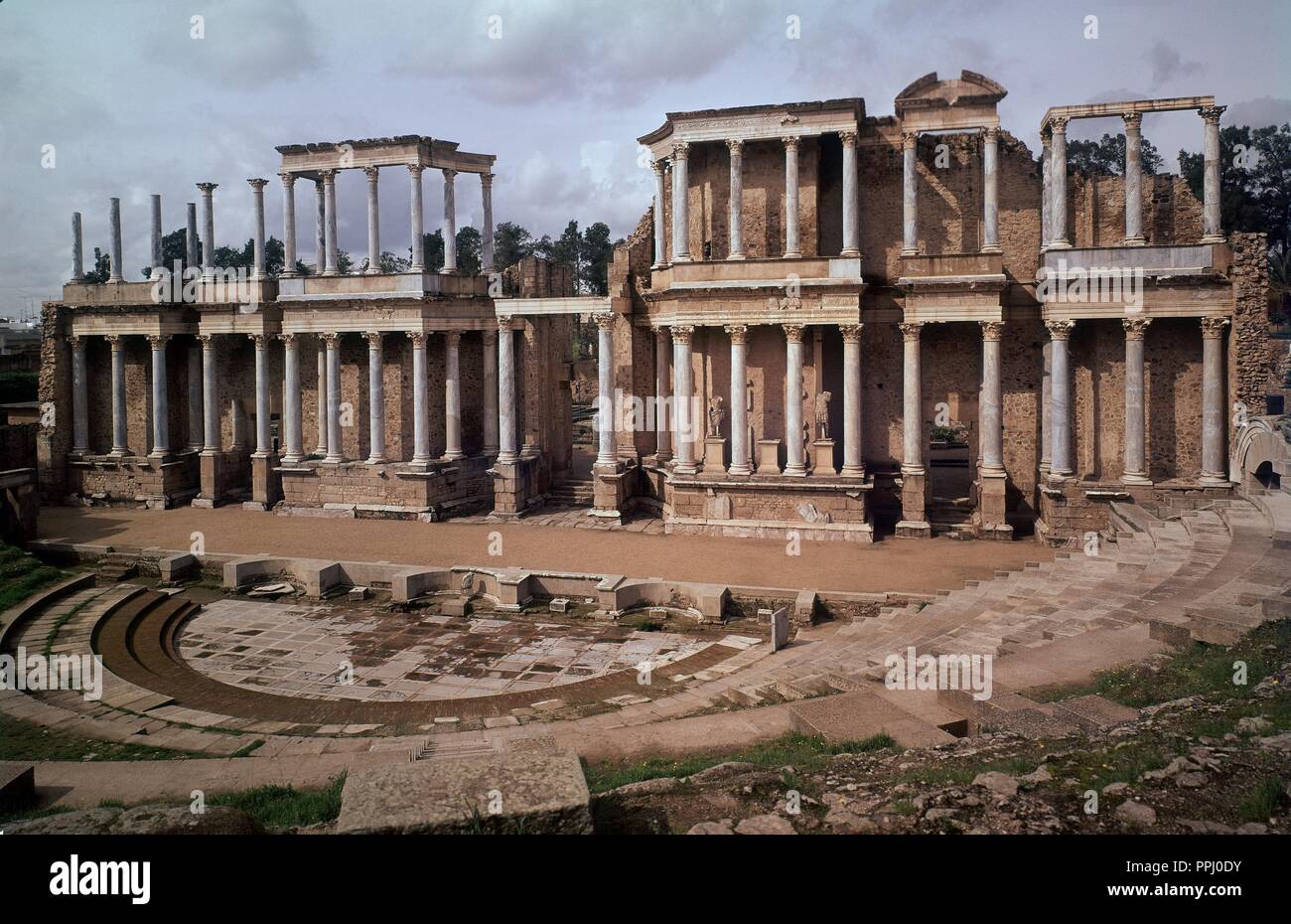 VISTA DEL ESCENARIO Y PARTE DE LA ORQUESTA DEL TEATRO ROMANO - SIGLO I ...