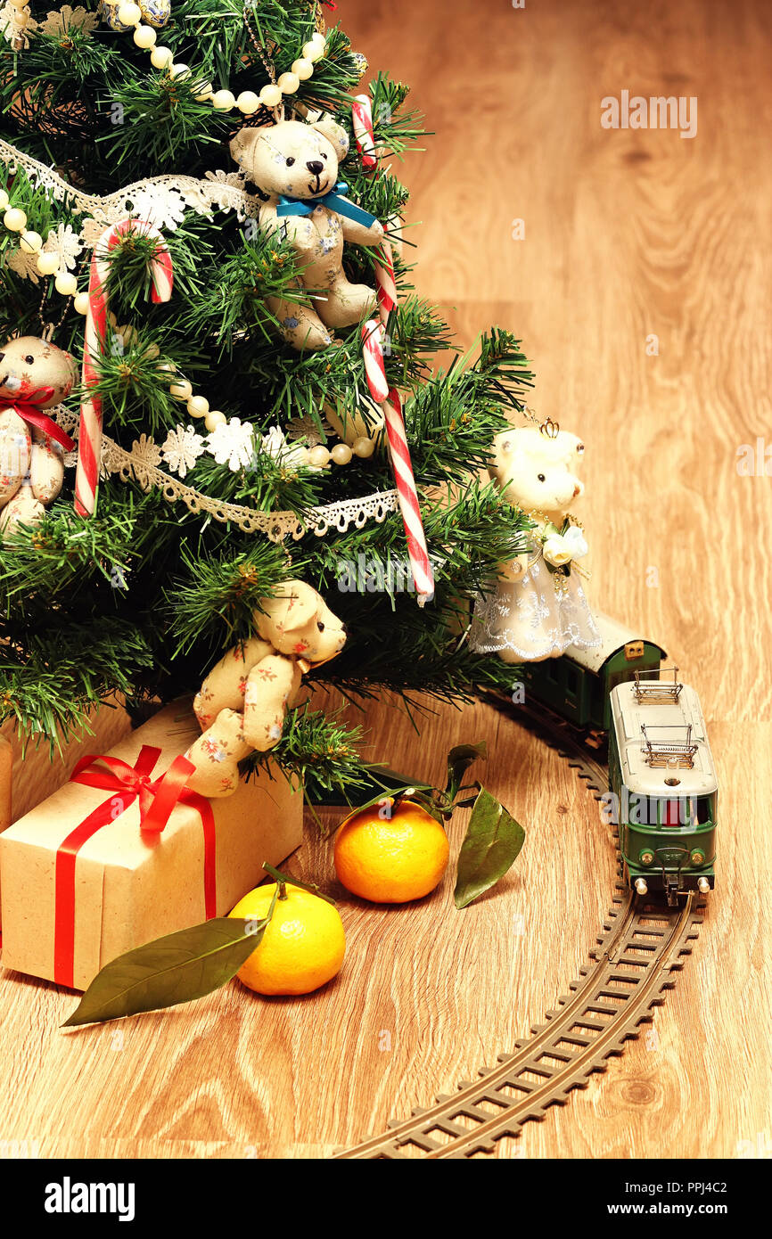 Train to sales go around tree