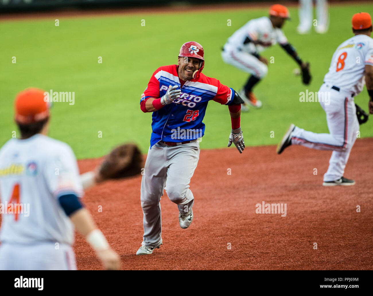 . Partido de beisbol de la Serie del Caribe con el encuentro entre Caribes de Anzoátegui de Venezuela  contra los Criollos de Caguas de Puerto Rico en Stock Photo