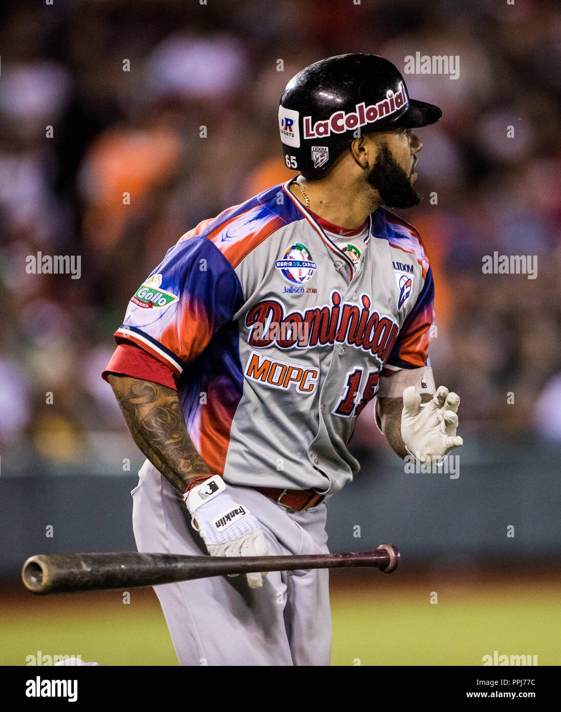 Ronny Rodriguez (15) de Águilas Cibaeñas de Republica Dominicana, observa la trayectoria de la pelota en un Homerun, en la parte alta del sexto inning Stock Photo