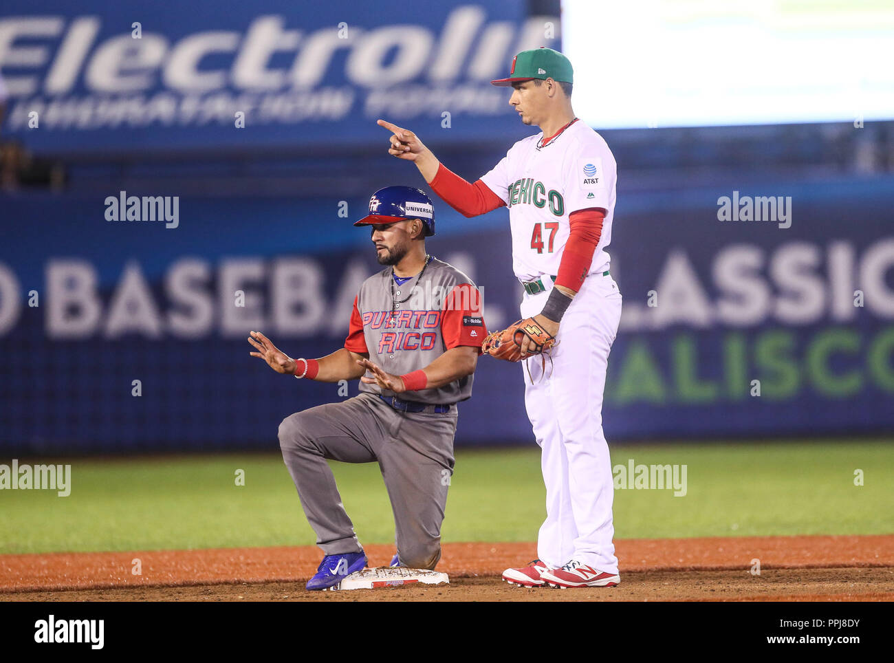 Reymond Fuentes regresa a salvo en la primera base, durante el partido