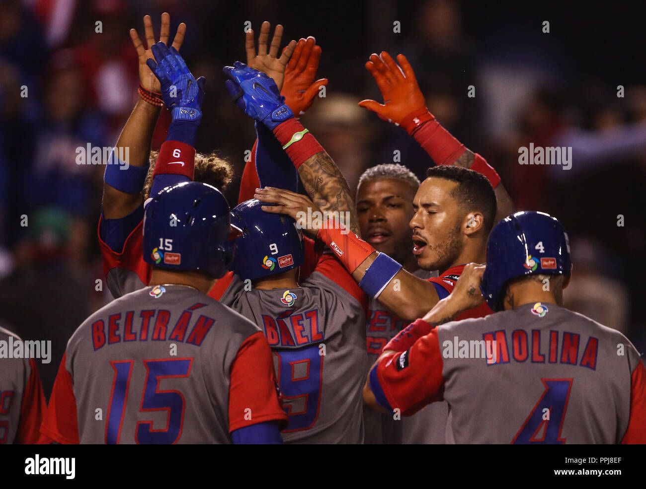 Javier Baez de Puerto Rico pega de homerun , durante el partido entre