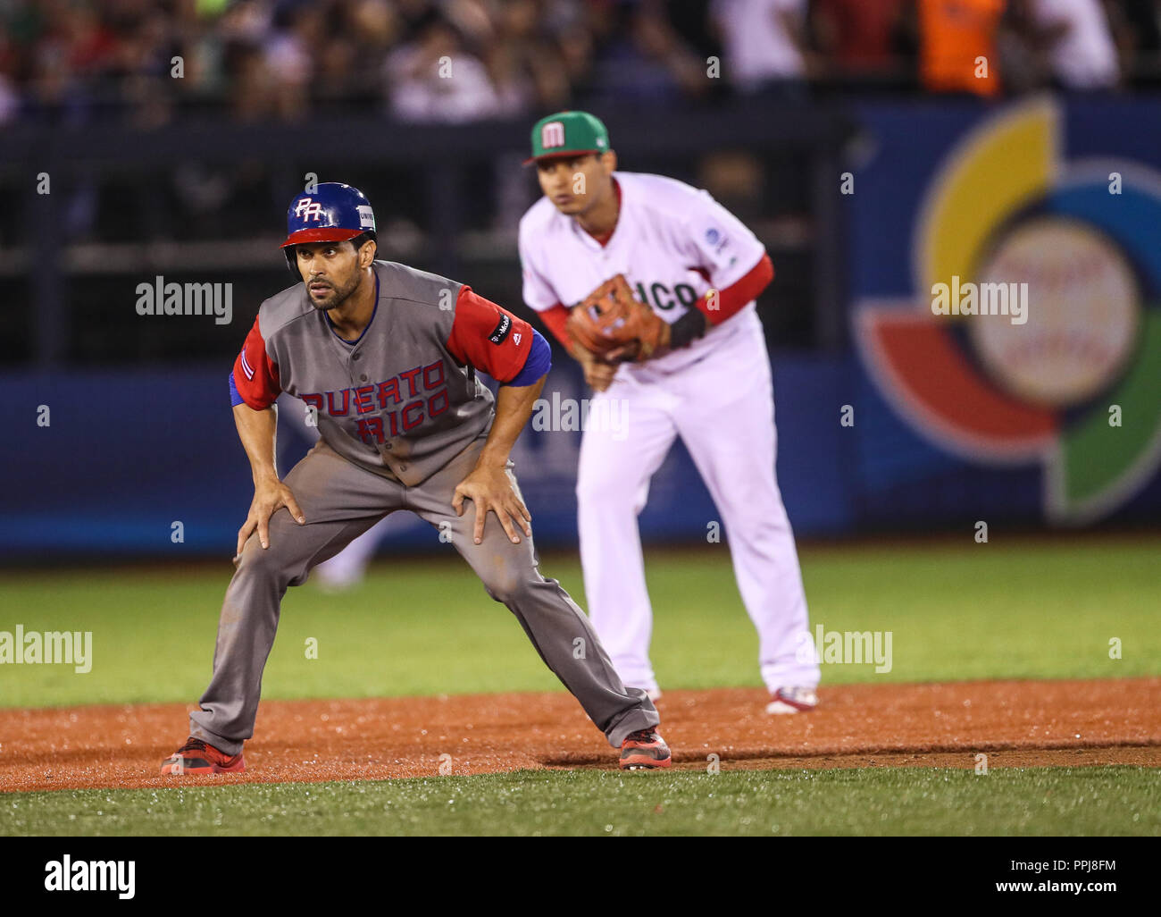 Angel Pagan de Venezuela llega barrido a la segunda base, durante el partido entre Mexico vs